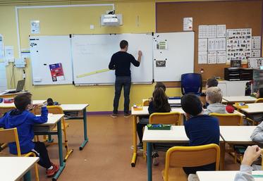 Nicolas Léger, vice-président JA 41 et aviculteur à Saint-Léonard-en-Beauce, explique le labour lors d'une intervention devant une classe de CP-CE1 à Villebarou.