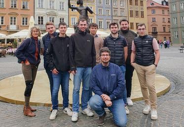 La culture n'a pas été oubliée lors de ce voyage en Pologne des étudiants de Nermont, comme ici avec la visite du ghetto de Varsovie.