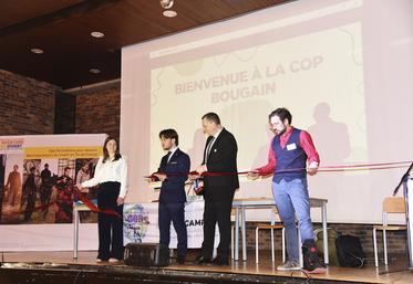 Brie-Comte-Robert, jeudi 2 mai. Le ruban inaugural de la simulation de Cop est coupé par Alexandre Fagot.