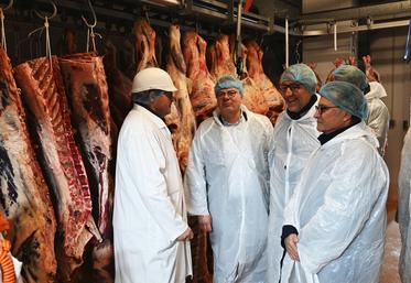 À Vendôme, vendredi 3 mai. Les élus du territoire loir-et-chérien ont visité les locaux réaménagés de l'Abattoir du Perche vendômois, et ont félicité les dirigeants.