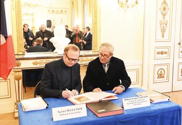 Jeudi 2 mai, à Blois. Xavier Pelletier, préfet de Loir-et-Cher, et Hubert-Louis Vuitton, président de la FDC 41, signe le nouveau Schéma départemental de gestion cynégétique.