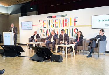 Mercredi 15 mai, à Janville-en-Beauce. En présence du président et du directeur général de Cristal Union, Olivier de Bohan et Xavier Astolfi (au c.), le président de la section Pithiviers-Toury, Olivier Duguet (à g.), a ouvert son assemblée générale par l'annonce d'un prix record pour les betteraves.