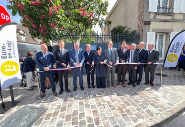 Jeudi 16 mai, à Illiers-Combray. De nombreux élus et personnalités entourent la préfète de région, Sophie Brocas, et le président de la Société des amis de Marcel Proust, Jérôme Bastianelli, au moment d'inaugurer la Maison de tante Léonie.