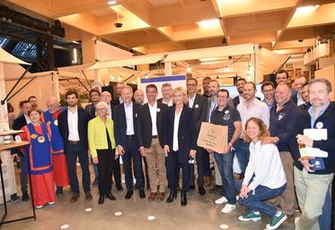 Saint-Ouen-sur-Seine (Seine-Saint-Denis), mercredi 15 mai. La présidente de la Région Île-de-France, Valérie Pécresse, aux cotés d'une grande partie des médaillés du Concours général agricole d'Île-de-France.