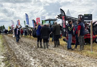 La pluie s'est invitée à l'événement, perturbant certaines démonstrations et rendant les allées très boueuses.