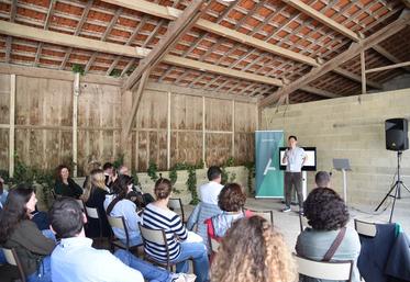 Darwin Wu, cofondateur de Nomos, expose son projet : construire un bioréacteur pour méthaniseur, qui transformerait le digestat en produit stable, le raffinerait et le concentrerait pour qu'il soit deux fois plus efficace. L'ambition : « remplacer les engrais chimiques. »