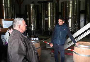Damien Hahusseau, vigneron et gérant du Croc du Merle, a expliqué son métier et présenté le domaine aux visiteurs curieux lors d'une visite guidée à l'occasion de ses portes ouvertes, dimanche 20 avril. 