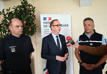 Xavier Pelletier, préfet de Loir-et-Cher accompagné Éric Lortet, directeur départemental de la police en Loir-et-Cher et de Benoît Chevillard, colonel de la gendarmerie départementale de Loir-et-Cher a affirmé que la sécurité serait assurée cet été durant les Jeux Olympiques. 