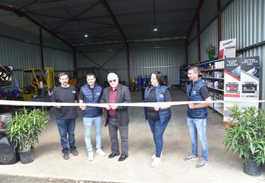 Souppes-sur-Loing, vendredi 17 mai. Pierre Bahut, le maire, coupe le ruban inaugural aux cotés d'Adrien Cochepin, entouré de son père, Philippe Cochepin, son épouse et son salarié.