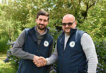 Cédric Perdereau (à g.) succède à Nicolas Tripot-Fouteau au poste de président du Service de remplacement du Loiret.