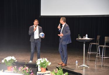 Montereau-Fault-Yonne, jeudi 23 mai. Marc Lièvremont, son ballon, et Samuel Vandaele.