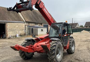 Un chargeur télescopique dans la cour d'une ferme eurélienne.