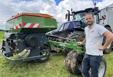 Guillaume Leroy a choisi d’investir dans un combiné de semis porté Avant O2 avec trémie frontale FTender, de chez Amazone, pour sa bonne adaptabilité à son type de terre et pour pouvoir envisager d’adopter de nouvelles techniques comme la fertilisation localisée ou les semis de cultures associées.