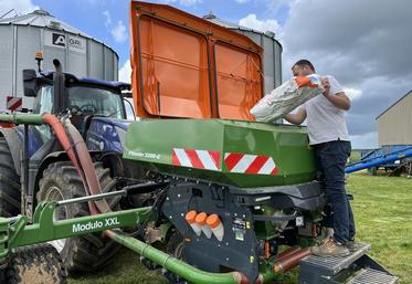 La trémie frontale compartimentée FTender offre un volume de 2 200 litres.