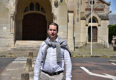 Jean-Charles Gandrille, compositeur et musicien, ici devant l'église de Rambouillet (Yvelines), dont il est l'organiste.