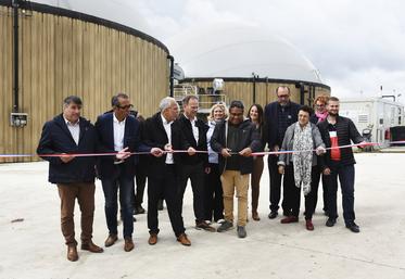 Jeudi 30 mai, à Châteauneuf-sur-Loire. Patrice Thion, accompagné par les élus et représentants du territoire a inauguré son unité de méthanisation.