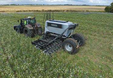 Le semoir DSX dispose d’une trémie de 4 700 litres qui peut être séparée en trois compartiments indépendants.