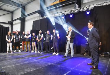 Jeudi 30 mai, à Courville-sur-Eure. L'inauguration de la nouvelle base a été l'occasion de présenter l'équipe courvilloise de Ghestem Agri, dirigée par Adrien Perdereau (2e à d.) et présidée par Mathieu Ghestem (à d.).