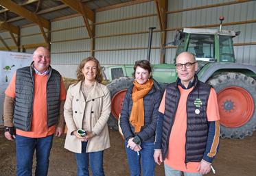 Samedi 1er juin, à Houdan (Yvelines). De d. à g. : Pierre-Baptiste Néré, éleveur et propriétaire de la Ferme du Moulin, Sophie Danlos, directrice environnement, agriculture et alimentation du département des Yvelines, Pauline Winocour Lefèvre, vice-présidente du conseil départemental des Yvelines, et Thierry Gibilaro, directeur chez Interbev Île-de-France. 