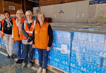 Après un appel aux dons début février, 70 500 litres de lait ont pu être récoltés, puis distribués aux associations d'aide alimentaire de la région.