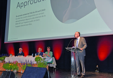 Montrouge (Hauts-de-Seine), mardi 28 mai. Olivier Hue (à d.), président de la MSA Île-de-France. À la tribune (de g. à d.), le premier vice-président, Michel Grésille, Laurent Pilette, directeur, et Corinne Heusèle, présidente de la vie mutualiste. 