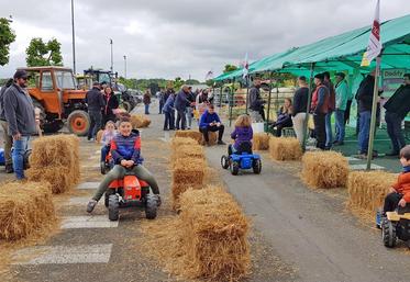 Samedi 1er juin, à Beaune-la-Rolande. Courses de tracteurs à pédales, moiss-batt-cross et tracteurs anciens ont animé la Journée de l’agriculture des JA.