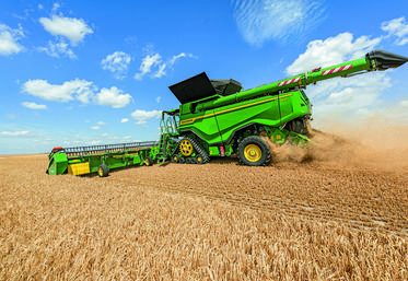 Les constructeurs mettent en place diverses solutions techniques et développent des automatismes pour bien valoriser toute la puissance du moteur thermique des moissonneuses-batteuses.