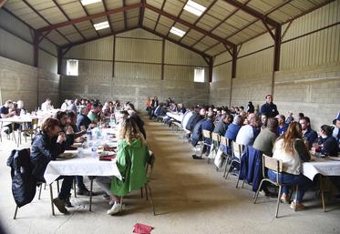 Mercredi 5 juin, à Boutigny-sur-Essonne. Après les ateliers du matin, un repas a rassemblé les participants, qui ont ensuite poursuivi la visite l'après-midi en assistant à des démonstrations.  