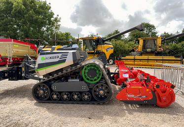 Vendredi 31 mai, à Fresnay-le-Comte. Le robot AgBot T2 d'AgXeed a été l'une des vedettes des portes ouvertes du groupe Lecoq.