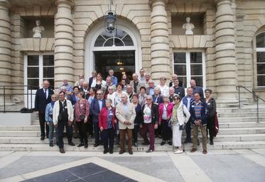 Paris, mardi 4 juin. Le groupe d'anciens au complet, prêt à visiter le Palais du Luxembourg. 