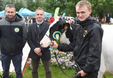 Dimanche 2 juin, à Dangeau. Les deux juges du comice, Alexandre Gallard et Ludovic Panloup (de g. à d.), ont attribué à Tagada, du Gaec de l'Épinay-Singlas, le titre de championne suprême du concours.