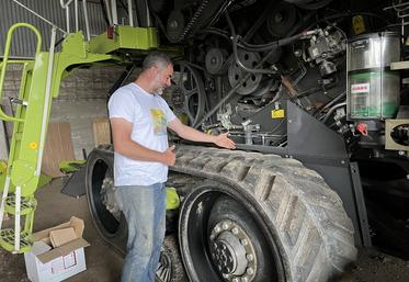 Nicolas Galpin a opté pour des chenilles pour faciliter ses déplacements sur route et en ville et limiter le tassement des sols.