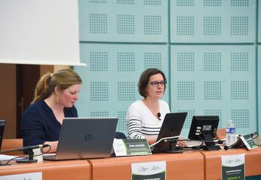 Lundi 10 juin, à Chartres. Anne-Laure Dufretel (à d.), de la DDT, a livré les changements apportés par la 7e directive Nitrates aux Universités du soir consacrées à ce thème.