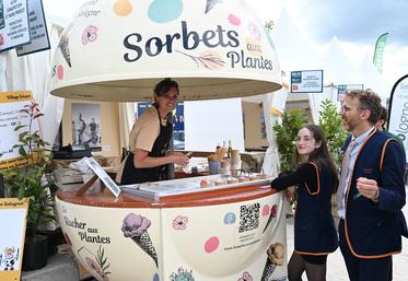 Jeanne Hermant, gérante du Rucher aux plantes, proposait aux visiteurs ses sorbets aromatiques, au sein du village Sologne. 