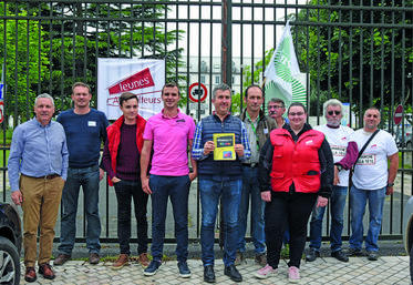 Mercredi 19 juin, à Orléans. Sur un ton humoristique, les élus de la FNSEA et de JA 45 voulaient remettre à la DDT le livre « Windows 11 pour les nuls ».