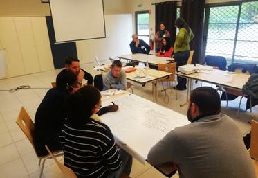 En petits groupes, les porteurs de projet échangent pour clarifier ce dernier.