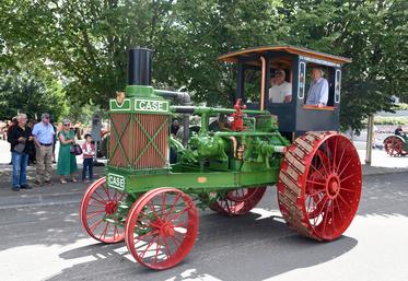Samedi 22 juin, à Chartres. Pièce emblématique du Compa, le vénérable Case 20/40 de 1912 a ouvert les défilés de la dizaine de tracteurs sortis des collections.