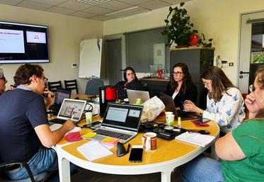 Jeudi 20 juin, à Orléans. Ambiance studieuse dans les locaux de JA Centre-Val de Loire lors de la réunion des collaborateurs.