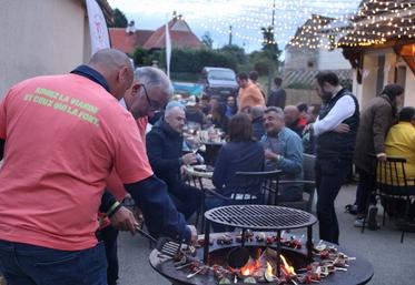 Vendredi 31 mai, à Sennevières (Indre-et-Loire). Une centaine de personnes ont participé aux Rencontres à table Centre-Val de Loire. Des brochettes flexitariennes à base de viande bovine régionale et de légumes de saison étaient cuites au braséro.
