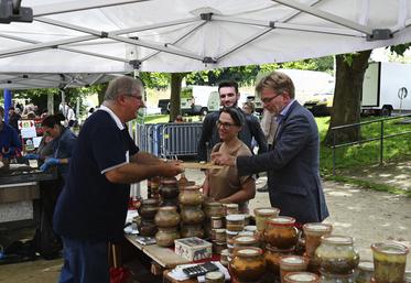 Marc Fesneau, actuel ministre de l'Agriculture et candidat à sa réélection en tant que député de la première circonscription, est venu à la rencontre de la quinzaine de producteurs.