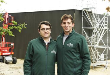 Matthieu Bourgueil et Vianney Baule, deux des gérants de l'entreprise Nemrod, se trouvent sur place pour superviser la fin des travaux de l'usine de La Ferté-Saint-Aubin.