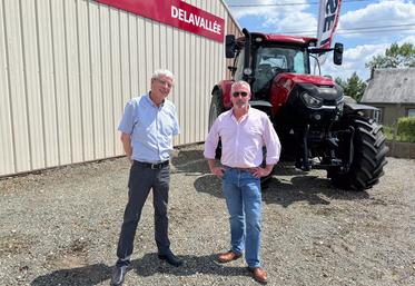 Mardi 25 juin, à Yèvres. Le directeur de la société Duret, Laurent Guyon (à d.), et celui des établissements Delavallée-Rebours, Edmond Delavallée, se sont accordés sur la reprise du second par le premier.