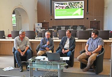 Mardi 25 juin, à Blois. Philippe Gouet, président du conseil départemental, et Arnaud Bessé, président de la chambre d'Agriculture de Loir-et-Cher, ont présenté l'Agenda 41 - Agri 2030.