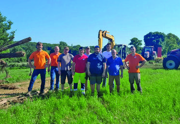 Mardi 25 juin, aux Hayes (Loir-et-Cher). Des JA 41 se sont rendus chez Clovis Binet pour l'aider à curer ses fossés.