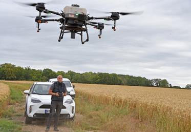 Vendredi 5 juillet, à Perdreauville (Yvelines). Le drone a procédé à un semis de différents couverts sur trois hectares. 