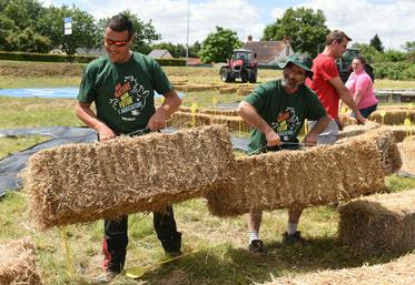 Jeudi 4 juillet, à Jouy-le-Potier. Une cinquantaine de personnes ont mis en place la fresque végétale géante.