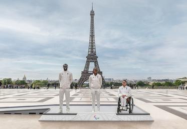Le 23 mai sur le parvis du Trocadéro à Paris, les athlètes paralympiques Mandy François, Solène Sache et Charles-Antoine Kouakou présentent le podium.