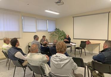 Lundi 17 juin, à Saint-Arnoult (Yvelines). Le conseil d’administration du syndicat local s’est réuni pour faire un point sur les sujets d'actualité.