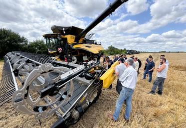 Mercredi 17 juillet, à Mainvilliers. Les performances exceptionnelles de la moissonneuse CR 11 de New Holland, ont intéressé les exploitants du secteur.