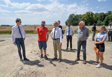 Vendredi 19 juillet, à Broué. Le préfet, Hervé Jonathan (au c.), s'est intéressé aux diversifications mises en place sur l'exploitation de Samuel De Smet (2e à g.).